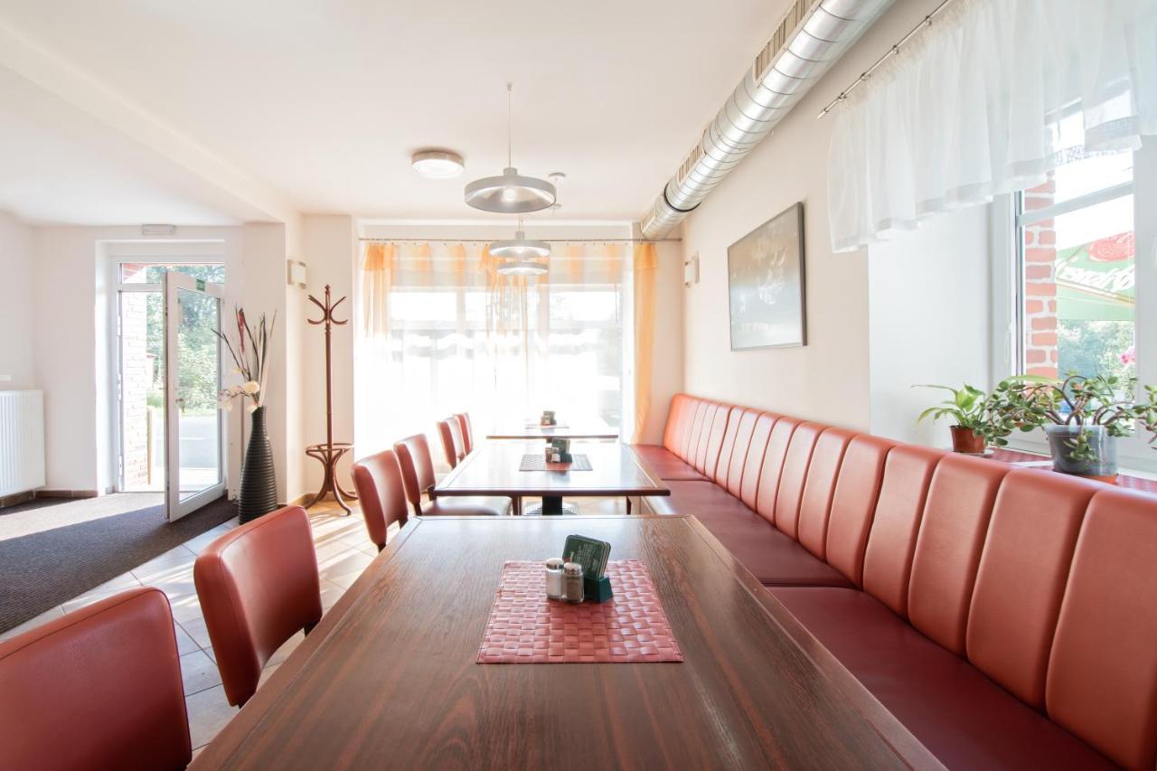 Restaurant & Penzion Avionika Kovarska Ngoại thất bức ảnh
