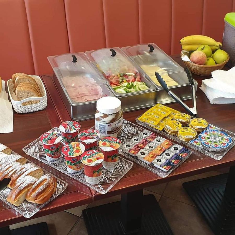 Restaurant & Penzion Avionika Kovarska Ngoại thất bức ảnh