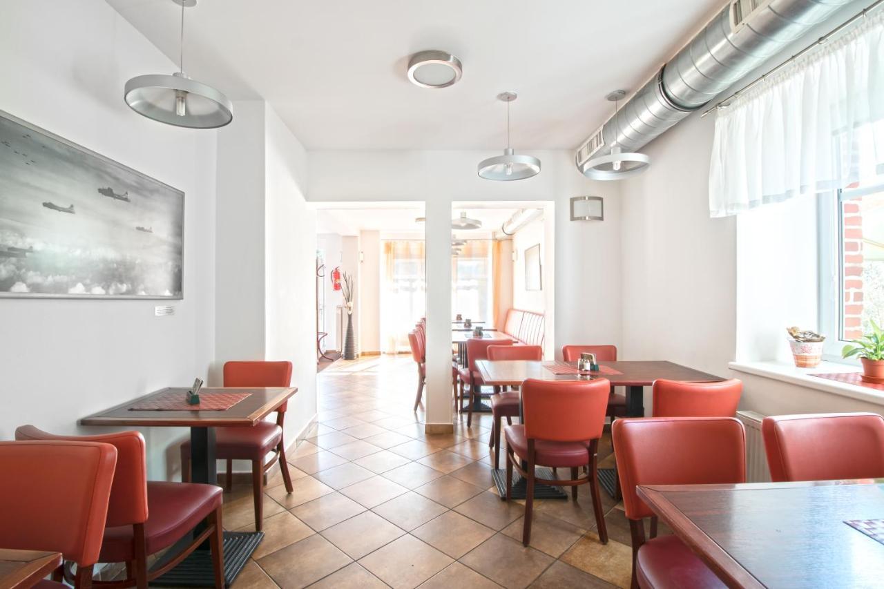 Restaurant & Penzion Avionika Kovarska Ngoại thất bức ảnh