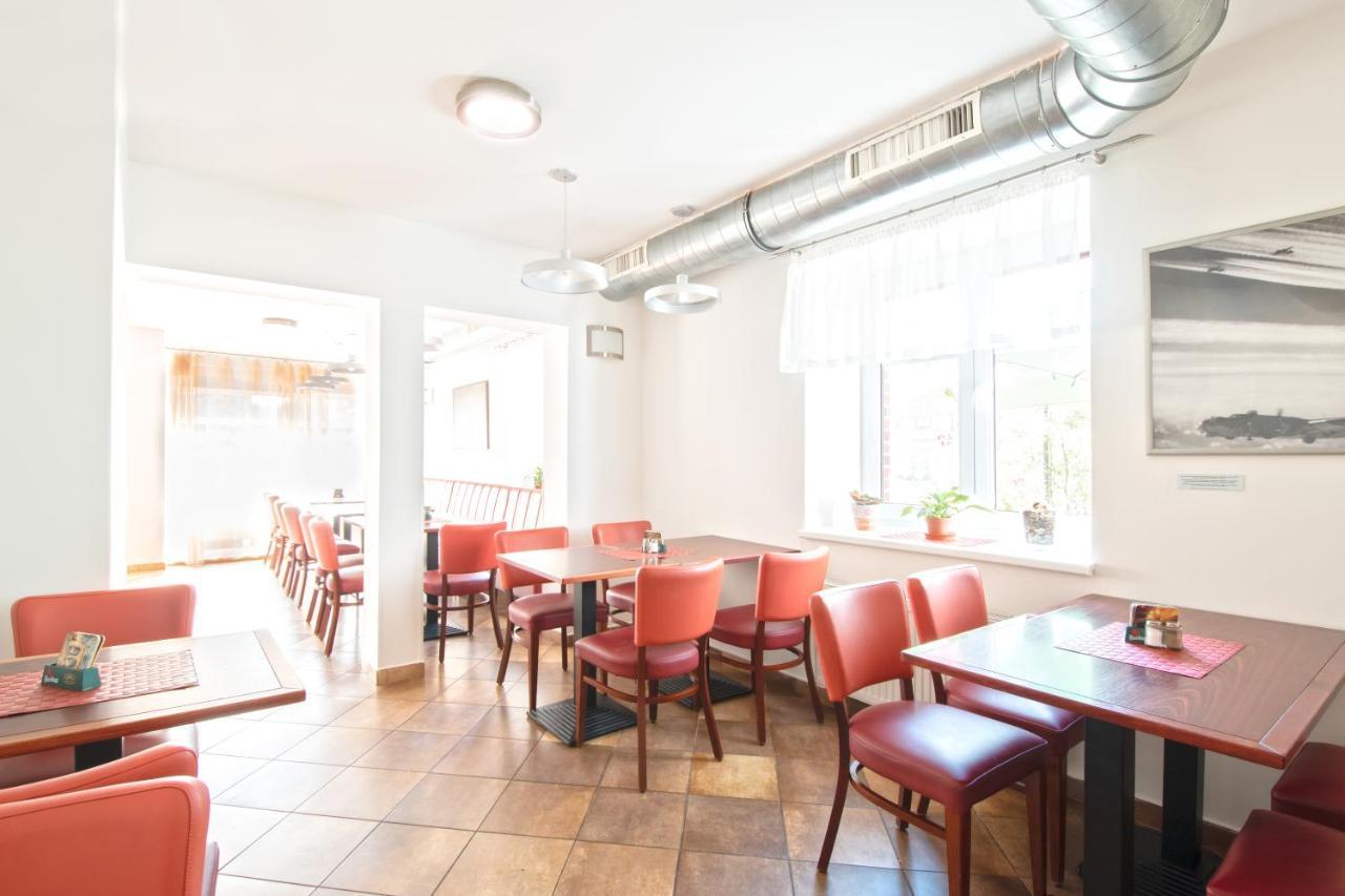 Restaurant & Penzion Avionika Kovarska Ngoại thất bức ảnh